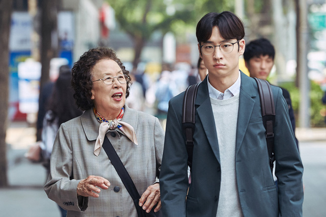 Na Moon-hee (left) and Lee Je-hoon star in “I Can Speak.” (Lotte Entertainment)