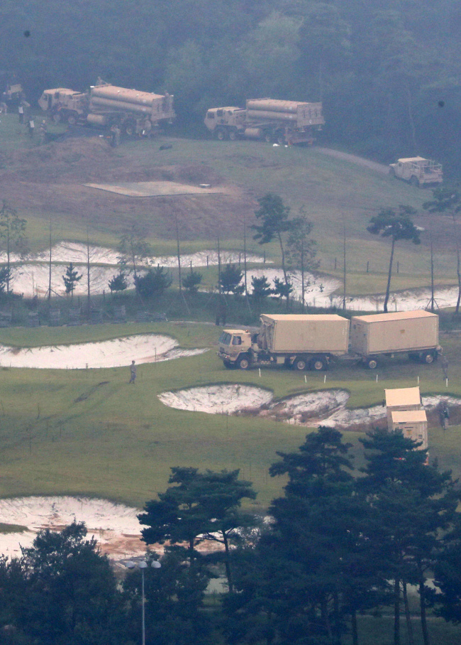 THAAD launchers enter the US military base in Seongju (Yonhap)