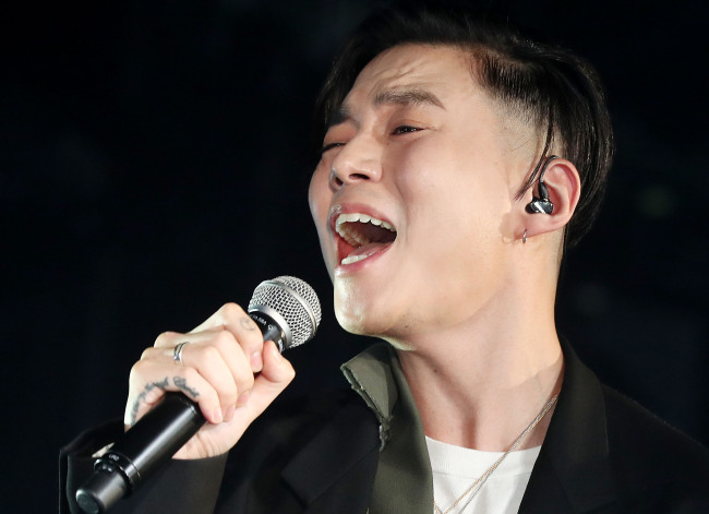 G.Soul sings during a media showcase for his new EP “Circles” in Seoul on Thursday. (Yonhap)