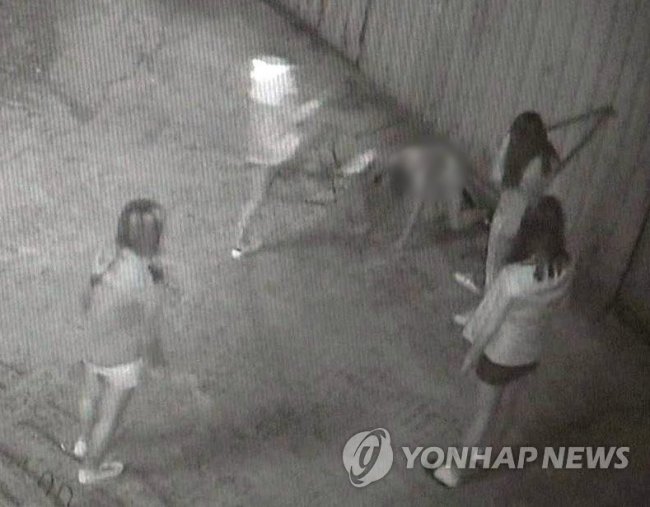 부산 여중생 폭행하는 가해자들(연합뉴스 자료사진)