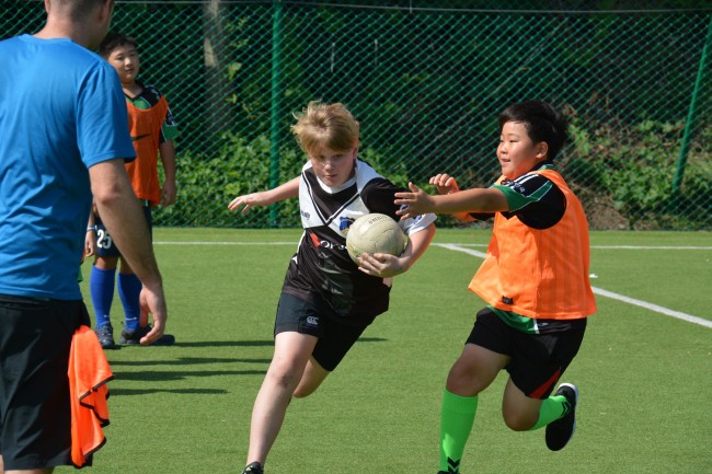 Students participate in a Gaelic Football game held at Korea International School Seoul Campus, Sept. 2, 2017. (Photo: KIS)