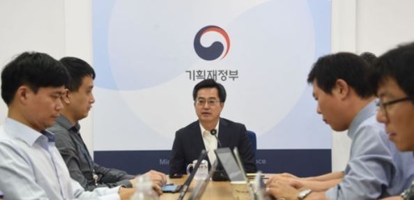 South Korea`s Finance Minister Kim Dong-yeon speaks at a press briefing held in Sejong on Sept. 12, 2017. (Photo courtesy of the Ministry of Strategy and Finance) (Yonhap)