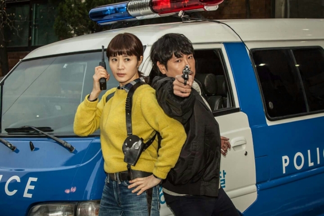 Kim Hye-soo (left) and Cho Jin-woong star in “Signal.” (tvN)