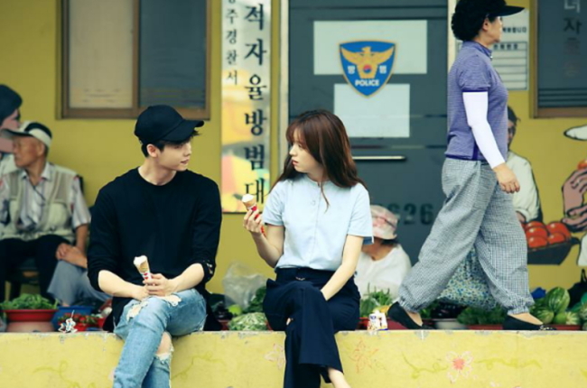 Lee Jong-suk (left) and Han Hyo-joo star in “W.” (MBC)