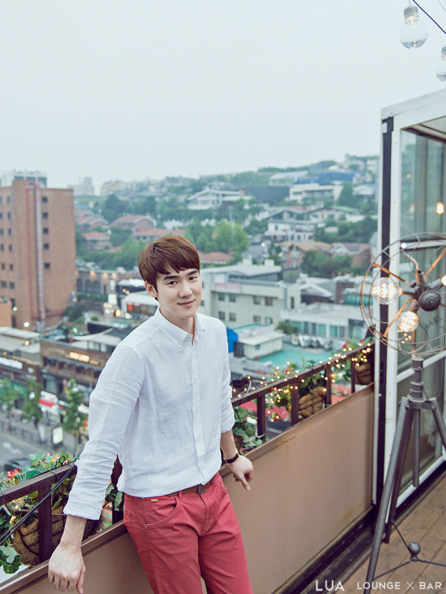 Yoo Yeon-seok poses at a rooftop in Lua Lounge (Kingkong by Starship)