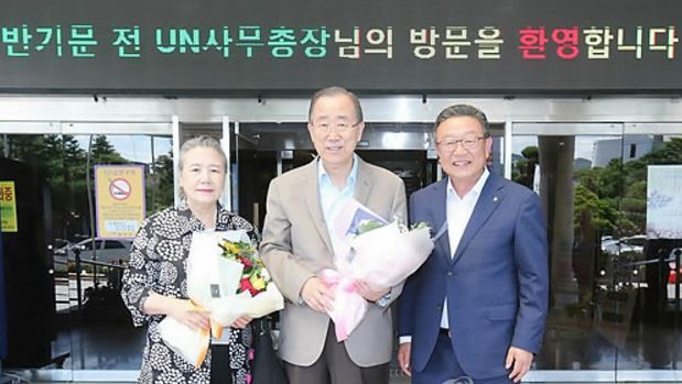 Former U.N. Secretary-General Ban Ki-moon (C), who now leads the International Olympic Committee`s (IOC) Ethics Commission, poses for a photo with his wife Yoo Soon-taek (L) and Lee Pil-yong, head of Eumseong County, at Eumseong County office in Eumseong, North Chungcheong Province, on Sept. 17, 2017. (Yonhap)