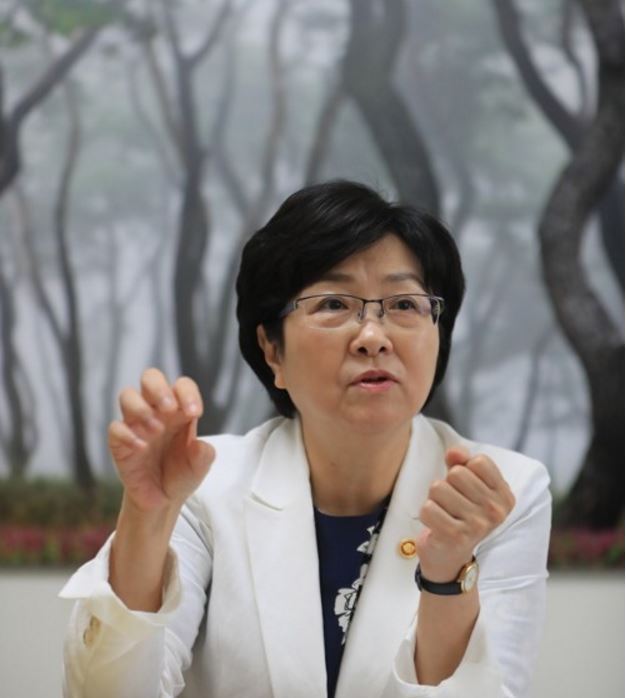Environment Minister Kim Eun-kyung speaks during an interview with Yonhap News Agency in Seoul on Sept. 17, 2017. (Yonhap)