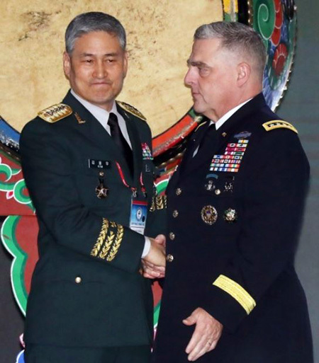 Gen. Kim Yong-woo (L), South Korean Army chief of staff, shakes hands with his US counterpart Gen. Mark A. Milley at a meeting in Seoul on Sept. 18, 2017. (Yonhap)