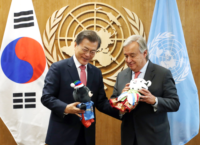 South Korean President Moon Jae-in (L) and UN Secretary-General Antonio Guterres at the UN Headquarters in New York on Sept. 18, 2017. (Yonhap)
