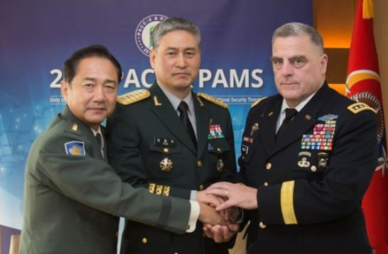 Gen. Kim Yong-woo (C), South Korea`s Army chief of staff, poses for a photo with his American and Japanese counterparts -- Gen. Mark Milley (R) and Gen. Koji Yamazaki -- in their meeting in Seoul on Sept. 19, 2017, held on the sidelines of the Pacific Armies Chiefs Conference. (Yonhap)
