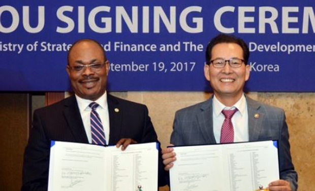 South Korea`s Vice Finance Minister Ko Hyoung-kwon (R) and African Development Bank Secretary General Vincent Nmehielle pose after signing a memorandum on understanding on preparation for the 2018 AfDB annual meeting in Busan held in Seoul on Sept. 19, 2017. (Photo courtesy of the Ministry of Strategy and Finance)(Yonhap)