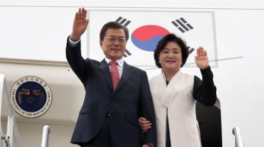 South Korean President Moon Jae-in (L) and his wife, Kim Jung-sook, wave at a group of officials and people welcoming them to New York on Sept. 18, 2017. The new South Korean leader is on a four-day trip to the United States for the UN General Assembly. (Yonhap)