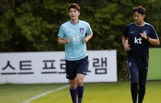 In this file photo taken Aug. 25, 2017, South Korean midfielder Ki Sung-yueng (L) trains at the National Football Center in Paju, north of Seoul. (Yonhap)
