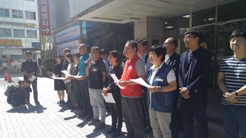 Anti-THAAD activist groups held a joint press conference early Wednesday in front of Hangang Sacred Heart Hospital in Yeongdeungpo-gu, Seoul (Yonhap)