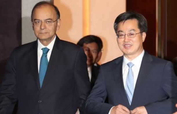 South Korea`s Finance Minister Kim Dong-yeon (R) and his visiting Indian counterpart Arun Jaitley enter a meeting room for the 5th Korea-India Finance Ministers` Meeting at a Seoul hotel on June 14, 2017. (Yonhap)