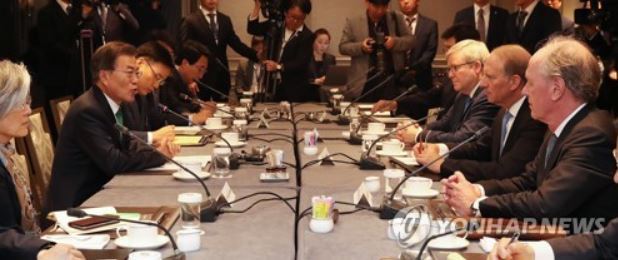 South Korean President Moon Jae-in (second from L) speaks in a meeting with the heads of key US think tanks held on the sidelines of the UN General Assembly in New York on Sept. 20, 2017. (Yonhap)