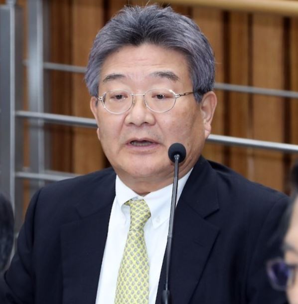 This file photo, taken in September 2016, shows Min Euoo-sung, former chief of Korea Development Bank, answering questions from lawmakers at a parliamentary hearing. (Yonhap)