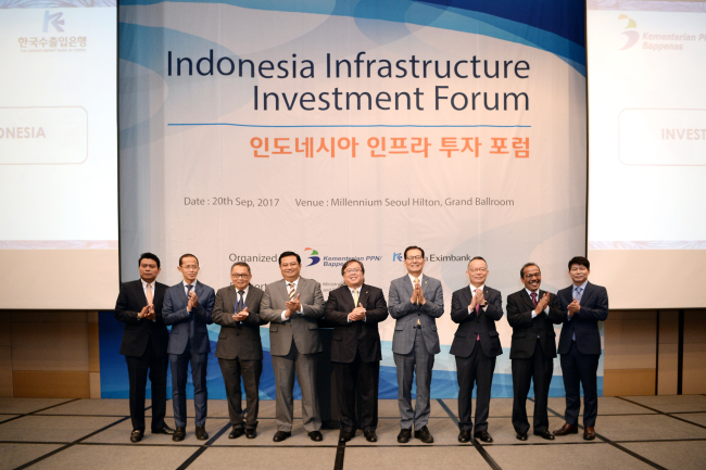 From fourth from left: Indonesian Ambassador Umar Hadi, National Development Planning Minister Bambang Brodjonegoro, Vice Finance Minister Ko Hyoung-kwon and Eximbank Deputy President Hong Young-pyo attend the Indonesia Infrastructure Investment Forum on Wednesday at Millennium Seoul Hilton. (Eximbank)