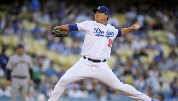 In this Associated Press photo, Ryu Hyun-jin of the Los Angeles Dodgers throws a pitch against the San Francisco Giants in their regular season game at Dodger Stadium in Los Angeles on Sept. 23, 2017. (Yonhap)