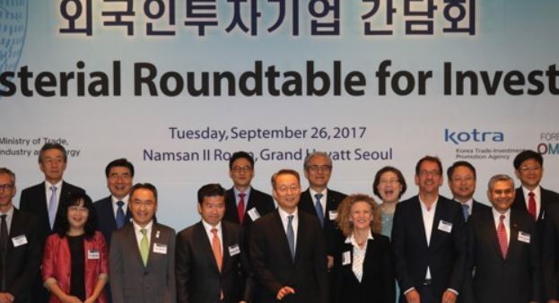 Paik Un-gyu, Minister of Trade, Industry and Energy, (4th from right), holds a meeting with representatives of foreign companies doing business in South Korea at the Grand Hyatt in Seoul on Sept. 26, 2017. (Yonhap)