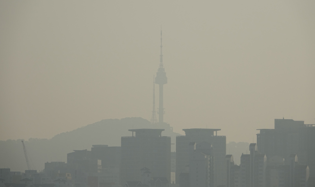 Seoul’s Namsan Tower is blanketed in thick smoke. (Yonhap)
