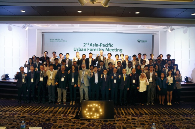 Participants pose at the 2nd Asia-Pacific Urban Forestry Meeting held in Seoul on Sept. 13-15. (Korea Forest Service)