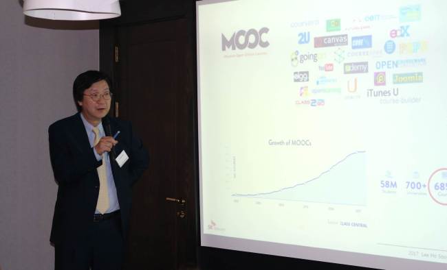 Lee Ho-soo, president of SK Telecom‘s ICT Strategy, delivers a presentation at Korea CQ Forum held at the Danish Ambassador’s residence in Seoul on Tuesday. (CICI)