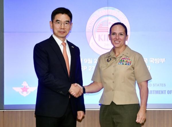 Chang Kyung-soo (L), acting chief of South Korean defense ministry`s policy planning office, shakes hands with Roberta Shea, the U.S. acting deputy assistant secretary of defense, during their talks in Seoul on Sept. 27, 2017, in this photo provided by Chang`s ministry. (Yonhap)