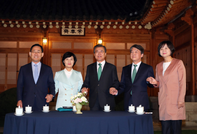 President Moon Jae-in (C) holds a special meeting with ruling and opposition party leaders at the presidential office Cheong Wa Dae in Seoul on Sept. 27, 2017. They are (from L) Joo Ho-young, floor leader and acting chief of the splinter Bareun Party; Rep. Choo Mi-ae, head of the ruling Democratic Party; Moon; Ahn Cheol-soo of the liberal People`s Party; and Rep. Lee Jeong-mi of the progressive Justice Party. (Yonhap)