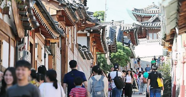A group of Chinese tourists, who came to South Korea during China`s weeklong holiday, visits the Bukchon Hanok Village in Seoul. (Yonhap)