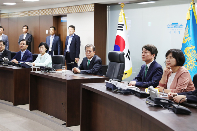 President Moon Jae-in and the leaders of major parties visit the crisis management center at the presidential office Cheong Wa Dae in Seoul on Sept. 27, 2017, in this photo provided by Moon's office. (Yonhap)