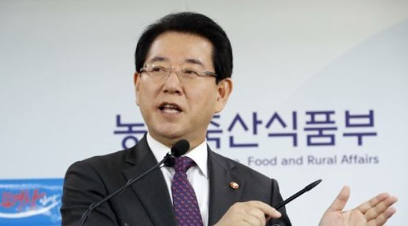 Agriculture Minister Kim Young-rok announces the government`s rice purchase plan during a press briefing held in Sejong on Sept. 28, 2017. (Yonhap)