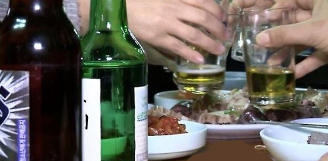 People toasting with beer and soju.. (Yonhap)