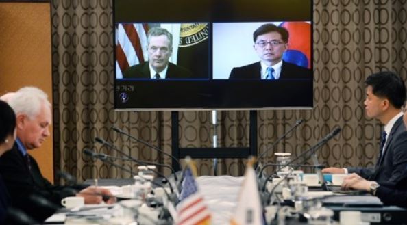 In this photo provided by South Korea`s Ministry of Trade, Industry and Energy, trade negotiators from South Korea and the US hold their first meeting on a possible amendment to the bilateral free trade agreement in Seoul on Aug. 22, 2017. (Yonhap)