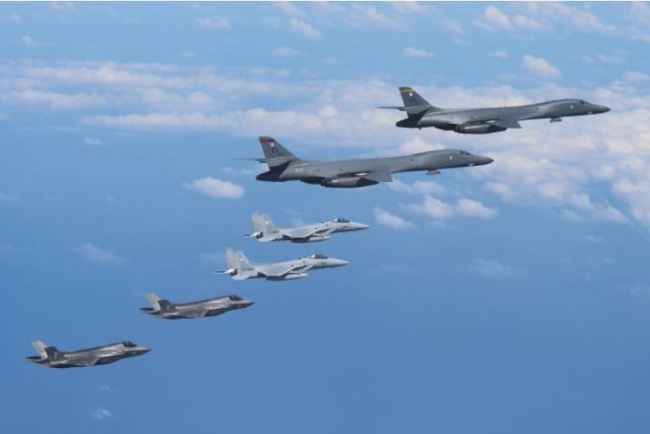 US Air Force and Marine Corps aircraft conduct a mission with the South Korean Air Force over the Korean Peninsula last week. US bombers accompanied by fighter jets flew off the east coast of North Korea on Saturday in a show of force designed to project American military power in the face of Pyongyang‘s weapons programs, the Pentagon said (AFP-Yonhap)