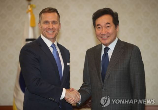 Prime Minister Lee Nak-yon shakes hands with the governor of Missouri, Eric Greitens, during a meeting in Seoul on Sept. 29. (Yonhap)