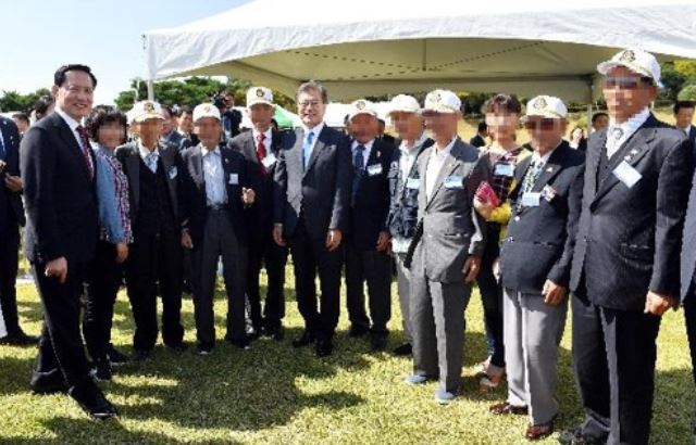 South Korean President Moon Jae-in (C) meets with former prisoners of war held in North Korea during the Armed Forces Day event in Pyeongtaek, Gyeonggi Province, on Sept. 29, 2017, in this photo released by the Ministry of National Defense. (Yonhap)