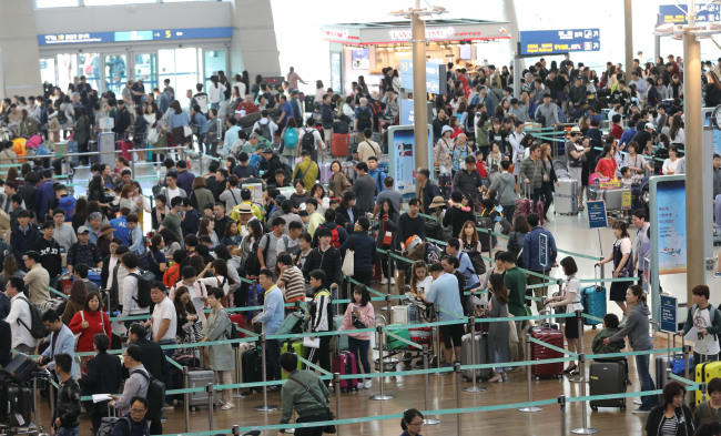 The departure hall at Incheon International Airport is packed on Friday. (Yonhap)