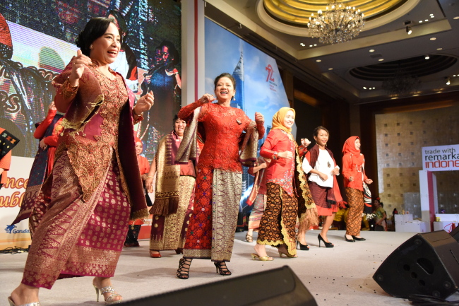 Indonesian artists at the National Day reception at Lotte Hotel in Seoul on Thursday marking the proclamation of independence on August 17, 1945. (Indonesian Embassy)