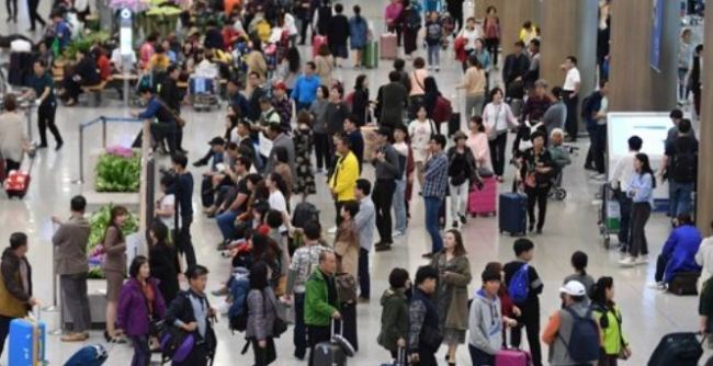 This photo, taken Oct. 7, 2017, shows people at Incheon International Airport, west of Seoul, returning from overseas travel during the extended fall harvest holiday, Chuseok. (Yonhap)