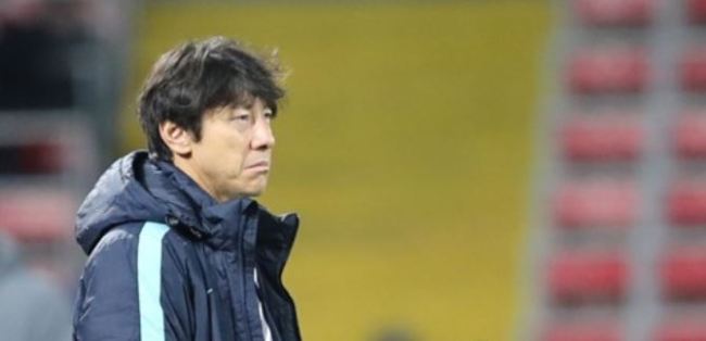 South Korea`s national football team head coach Shin Tae-yong watches the friendly match between South Korea and Russia at VEB Arena in Moscow on Oct. 7, 2017. (Yonhap)