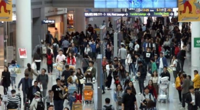 Incheon International Airport is crowded with passengers on Oct. 8, 2017. (Yonhap)