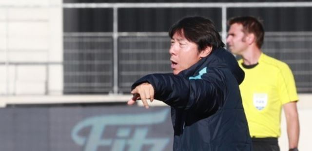 South Korea national football team head coach Shin Tae-yong gives direction to his players during a football friendly match against Morocco at Tissot Arena in Biel/Bienne, Switzerland, on Oct. 10, 2017. (Yonhap)