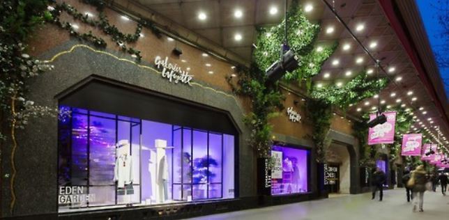 This undated file photo provided by Handsome Corp., the fashion arm of Hyundai Department Store Group, on March 8 , 2017, shows products from its brands SYSTEME and SYSTEME HOMME on display in the show window of Galeries Lafayette, an upmarket French department store, in Paris. (Yonhap)