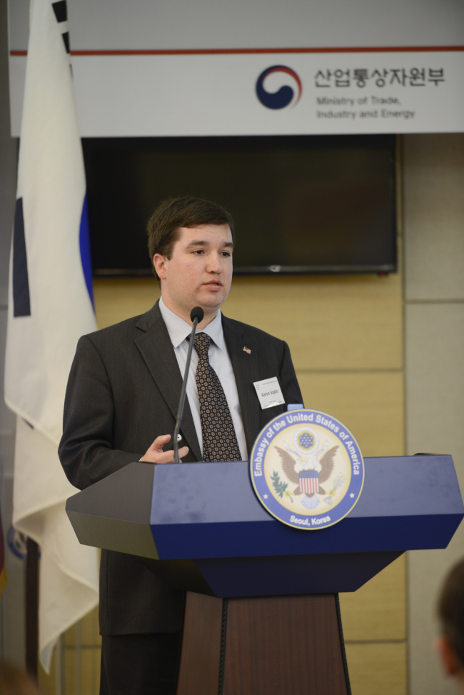 Aaron Szabo, senior adviser for International Regulatory Cooperation of the Office of Information and Regulatory Affairs in Washington, speaks during a joint Fair Player Club-US Embassy Seoul seminar at the American Center Korea in Seoul on Thursday. (Fair Player Club)