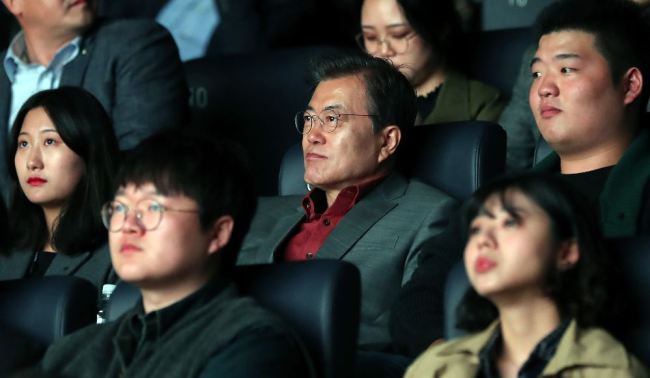 President Moon Jae-in attends a screening of “Missing” at the CGV Centum City Starium in Busan Sunday. (Yonhap)