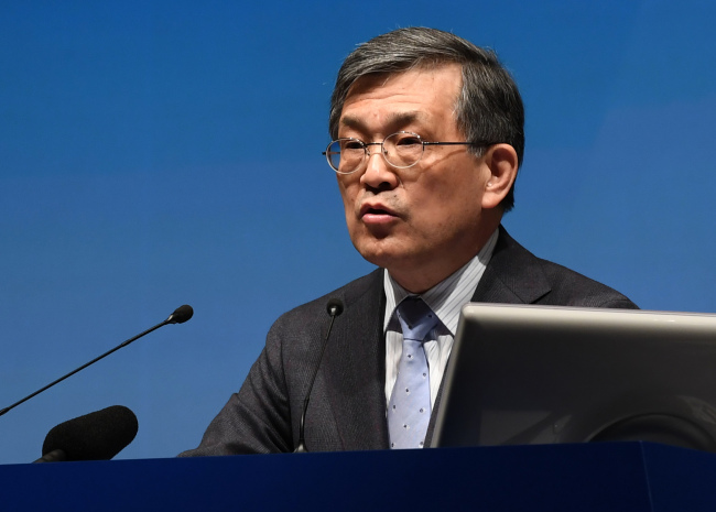 Samsung Electronics Vice Chairman Kwon Oh-hyun speaks during a shareholders' meeting in March. (Yonhap)
