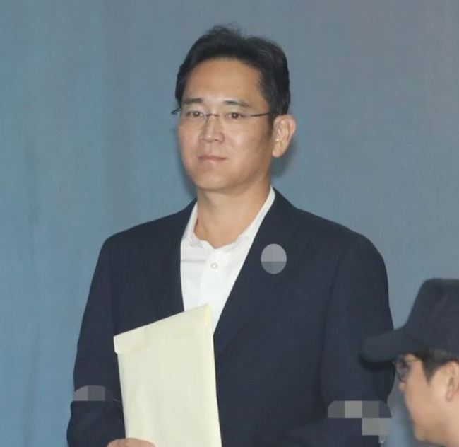 Samsung Electronics Vice Chairman Lee Jae-yong arrives at a high court in Seoul on Oct. 12, 2017, to attend the first hearing of an appeal trial on alleged bribery. In late August, Lee was sentenced to five years in jail for bribing former President Park Geun-hye and her longtime friend. (Yonhap)