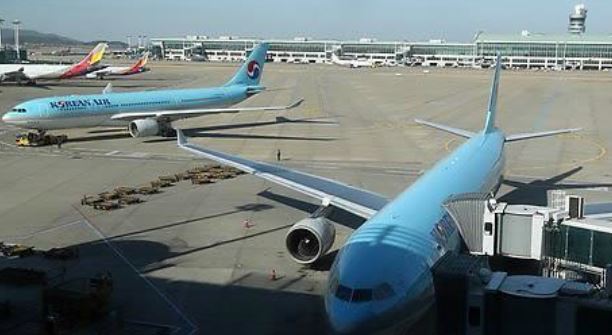 South Korean passenger jets await passengers at Incheon International Airport. (Yonhap)