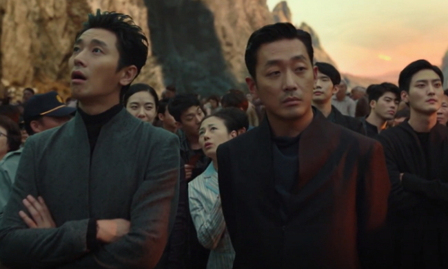 Ju Ji-hoon (left) and Ha Jung-woo star in “Along with the Gods.” (Lotte Entertainment)